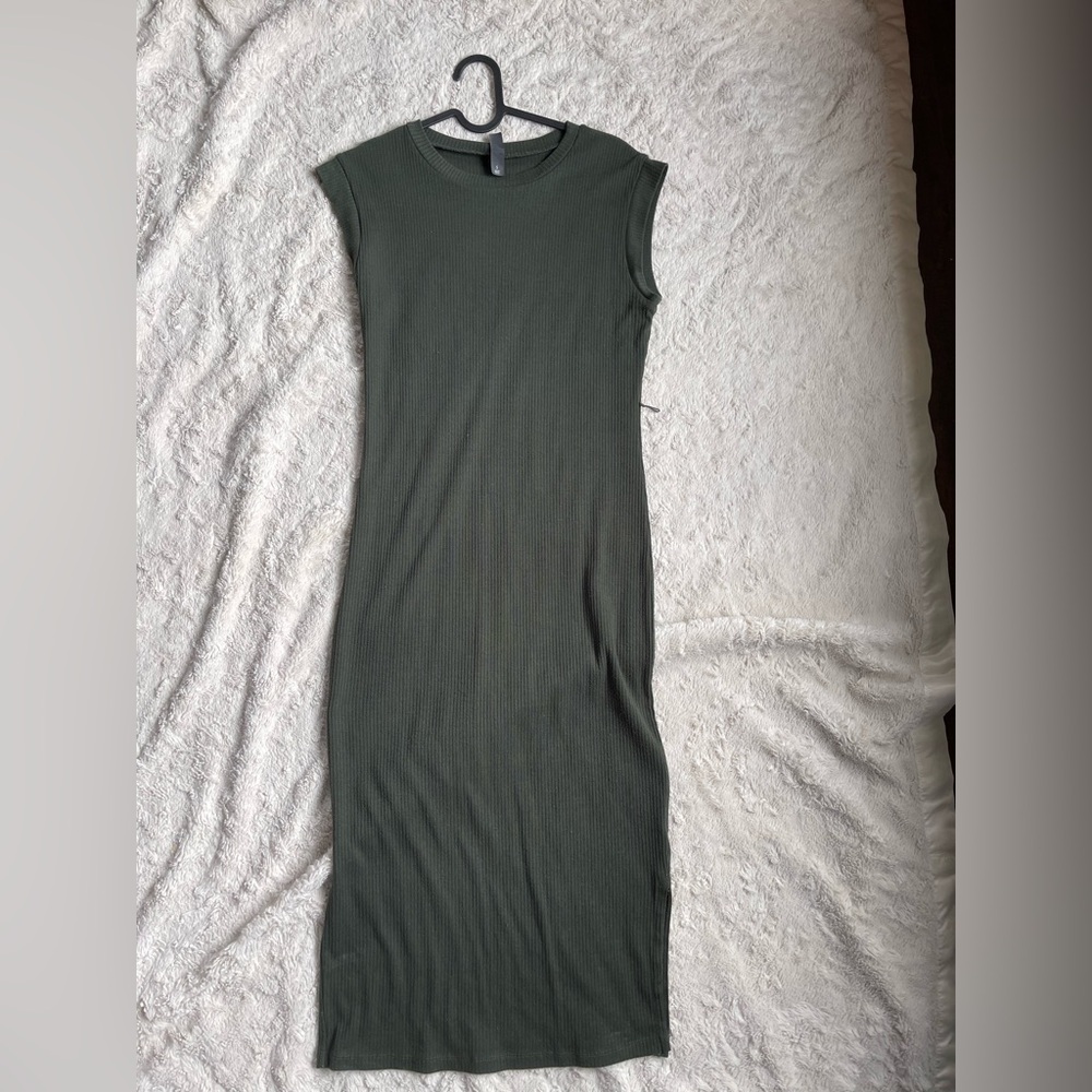 Alya Forest Green Midi Dress - Picture 2 of 6